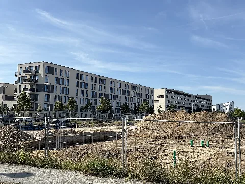 Blick von der Pfarrer-Goosmann-Straße in Richtung Groß-Berliner Damm 120-148 über eine Großbaustelle hinweg (BAM Labor, Groß-Berliner-Damm 149), Berlin-Adlershof