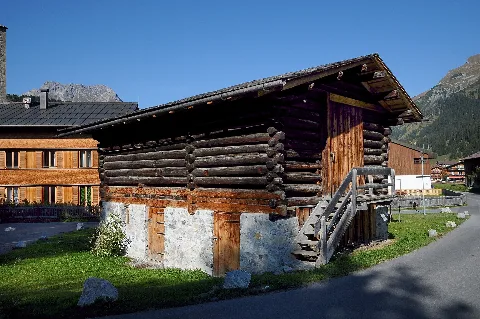 Bei Dorf 16 Lech, Mesmerställi
