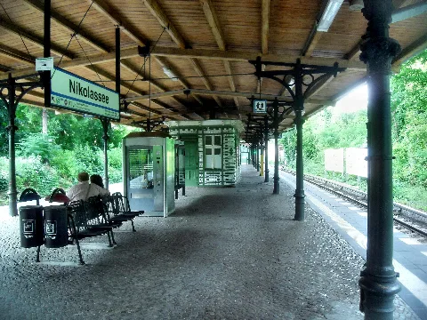 Die Bahnsteige zu den Gleisen 1 und 2 des Bahnhofs Berlin-Nikolassee auf der Linie S 1 der S-Bahn Berlin in Deutschland