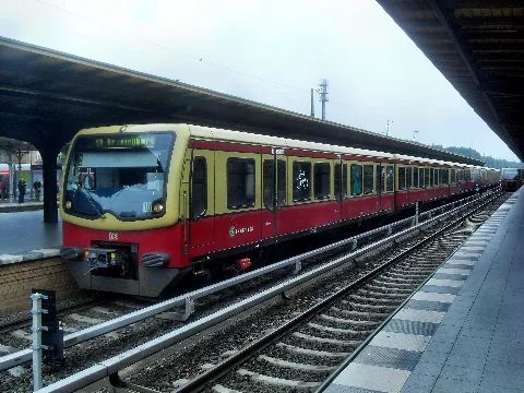 Triebwagen der DBAG-Baureihe 481 der S-Bahn Berlin auf der Linie S 1 im Bahnhof Wannsee auf dem Weg nach Oranienburg in Deutschland