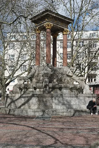 St.-Georg-Brunnen am Hindemithplatz in Berlin-Charlottenburg im Bezirk Charlottenburg-Wilmersdorf in Berlin/Deutschland