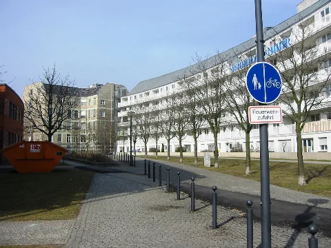 Fanny-Hensel-Weg in Berlin-Kreuzberg (Deutschland), rechts das denkmalgeschützte Wohngebäude Schöneberger Straße 5, 5A, 6, 6A