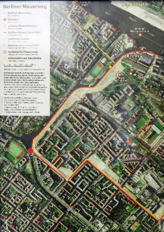 Grenzverlauf der Berliner Mauer - aufgenommen auf einem öffentlich zugänglichen Schild am Berliner Mauerweg am Lohmühlenplatz