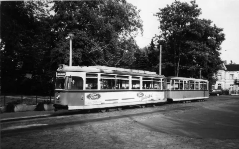 Triebwagen 218 053-5. A pair of the quite stunningly beautiful Gotha-Großraumwagen which Berlin used on the routes in the south east of the city. The 86 route went between here Alt-Schmöckwitz and S-Bhf. Köpenick, having been cut back many years previously from Mahlsdorf/Süd. From 1980, all of these cars, (68 motors and 122 trailers originsally but much reduced, especially in trailers by 1984) were based at Köpenick. In 1993 the 86 was renumbered as the 68. These Gotha vehicles finaly left Berlin in Summer 1996. Car 053 originaly ran in Magdeburg until 1969, and was renumbered 3853 in 1993. Numbers above 034 of motor cars were acquired from Dresden and Magdeburg. Below that they were new to Berlin.