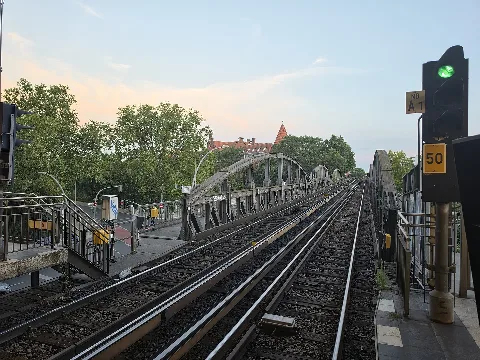 U2 Brücke über den Landwehrkanal südlich des U-Bahnhofes Mendelssohn-Bartholdy-Park in Berlin-Kreuzberg. Der Bahnhof selbst liegt noch im Ortsteil Tiergarten des Bezirks Mitte.