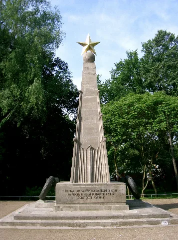 Bernau Bei Berlin Ehrenfriedhof Rote Armee Obelisk