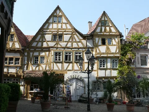 Besigheim Altstadt Marktplatz Dreigiebelhaus Frontal