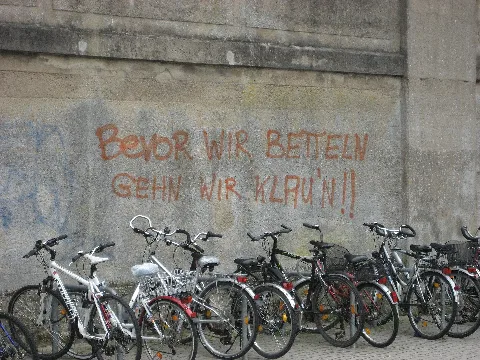 Bevor Wir Betteln Gehn Wir Klaun Graffiti Am Bahnhof Celle