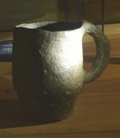 Aldersbach ( Lower Bavaria ). "Beer in Bavaria" exhibition ( 2016 ): Archetype of beer stein - clay jug ( 6th century ) from the Bajuvarian cemetery at Bajuwarenstraße in Straubimg ( Gäubodenmuseum )