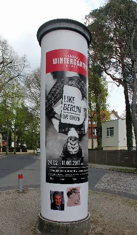 Bild an einer Litfaßsäule von Günter Pfitzmann auf dem Günter-Pfitzmann-Platz in Berlin-Nikolassee, Deutschland