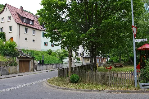 Bildstock mit Kreuzigung und Stifterfamilie, bez. 1700. Grundstraße/Schlossparkstraße Mainberg, Gemeinde Schonungen, Landkreis Schweinfurt, Unterfranken, Deutschland