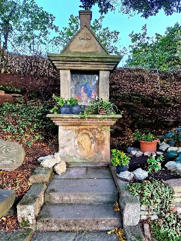 The wayside shrine to Rengelrode, Heilbad Heiligenstadt, is located outside the village on the Ölberg on a path in the direction of Heiligenstadt. The date of origin is given as 1850.