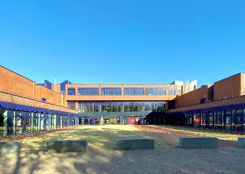 Billwerder Billdeich 620 in Hamburg-Bergedorf, Gebäude der BS 07 (Berufliche Schule Wirtschaft, Verkehrstechnik und Berufsvorbereitung – Bergedorf, vormals G 20 fusioniert mit H 17)