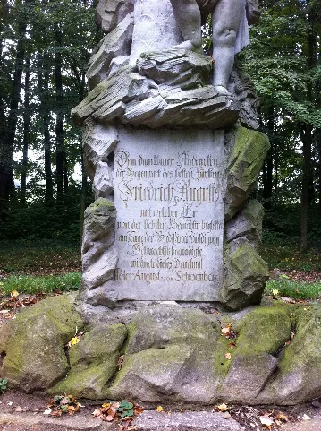 Bischof Benno Haus, Sandsteinpalme Mit Inschrift