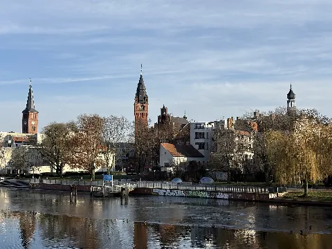 Blick auf Köpenick von der Langen Brücke aus gesehen mit Türmen: Laurentiuskirche, Rathaus Köpenick, Schlossplatztheater (v.l.n.r)