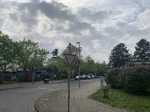 Blick von der Wilhelmstraße auf die Bushaltestelle Grundschule Wettbergen in Hannover in der Straße In der Rehre