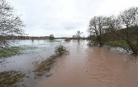 Hochwasser an der Blies bei Niederbexbach, Ortsteil von Bexbach, Saarpfalz-Kreis, Saarland/Deutschland (4. Januar 2024).