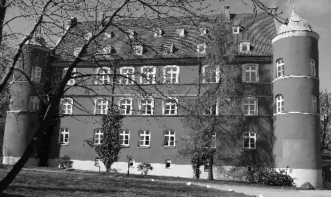 Gut und Schloss Spy(c)ker liegen in der Gemarkung der Gemeinde Glowe im Landkreis Vorpommern-Rügen in Mecklenburg-Vorpommern (Deutschland). Schloss Spycker gilt als ältester Profanbau der Ostseeinsel. Erstmals erwähnt wurde Spycker 1318. Es gehörte damals der Stralsunder Patrizierfamilie von Külpen. 1344 heiratete eine Tochter aus dem Hause von Külpen in die Familie von Jasmund ein. So wurde der spykersche Zweig derer von Jasmund begründet, der aber 1648 kinderlos ausstarb. Als ein Ergebnis des Dreißigjährigen Krieges fiel Pommern, und damit auch Rügen, durch den Westfälischen Frieden 1648 an Schweden. Als Dank für seine Kriegsverdienste belehnte Königin Christine von Schweden 1649 den schwedischen Feldmarschall und späteren Generalgouverneur von Schwedisch-Pommern, Carl Gustav Wrangel, mit dem nun freigewordenen Besitz von Spycker. Die ursprünglich mit einem Wehrgraben umgebene Burg wurde ab 1650 zum heutigen Renaissanceschloss umgestaltet und mit dem für Rügen untypischen, schwedischen Falunrot gestrichen. In der Beletage wurden um 1652 die im baltischen Raum einmaligen, vollplastischen Stuckdecken angebracht. Nach dem Tod von Carl Gustav Wrangel im Schloss Spyker ging der Besitz 1676 an seine Tochter Eleonore-Sophia, Gemahlin des Herrn zu Putbus. 1687 starb Eleonore-Sophia, und der Besitz ging an das schwedische Geschlecht der Brahes, mit denen ihre ältere Schwester durch Heirat verbunden war. Nach der Besetzung durch die napoleonischen Truppen 1806/07 wurde Spycker vorübergehend Sitz des französischen Gouverneurs für Rügen. 1815 kam das bis dahin schwedische Rügen zu Preußen. Magnus Fredrik Brahe verkaufte im Jahr 1817 Spycker und es kam in den Besitz des Fürsten Wilhelm Malte I. zu Putbus.[1] Bis zur Bodenreform in der sowjetischen Besatzungszone im Jahre 1945 blieb das Gut im Besitz derer von Putbus. In den folgenden Jahren war das Schloss dem Verfall preisgegeben. Seit den 1960er Jahren bis 1989 wurde im Schloss ein Gewerkschaftserholungsheim des FDGB betrieb