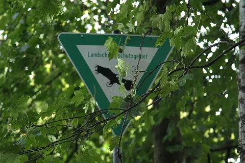 Halde Hannover, Hannoverstraße in Bochum, Schild zum Landschaftsschutzgebiet „Park Hordel, Dahlhausen, Hueller Bach, Hofsteder Bach und Marbach in Bochum-Mitte“