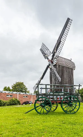 Die Bockwindmühle in Dornum im Landkreis Aurich wurde 1626 erbaut und ist damit die älteste erhaltene Windmühle Ostfrieslands.