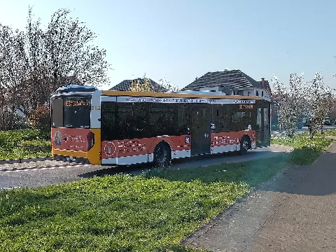 Busse der Linie 69 über Nackenheim wenden sich am Kreisel der Wormser Straße im südlichen Bodenheim, um den Halt Kreisel/Wertstoffhof zu bedienen.