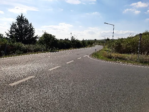 Um die verengten Straßen der L 413 in Bodenheim zu entlasten, wurde am Verlauf der alten Bahnstrecke eine Umgehungsstraße gebaut.