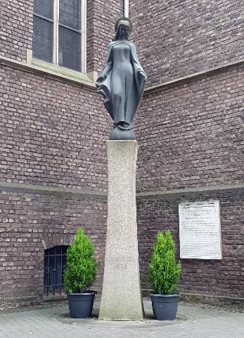 Immaculata (1954), Kunstwerk von Theodor Ackermann vor St. Marien in der Pfarrer-Minartz-Straße in Bonn.