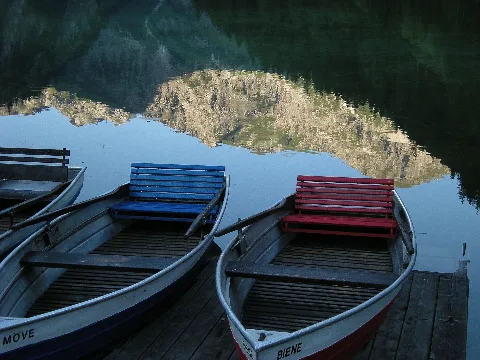 Boote Im Vilsalpsee Mit Kugelhorn,Das Sich Spiegelt