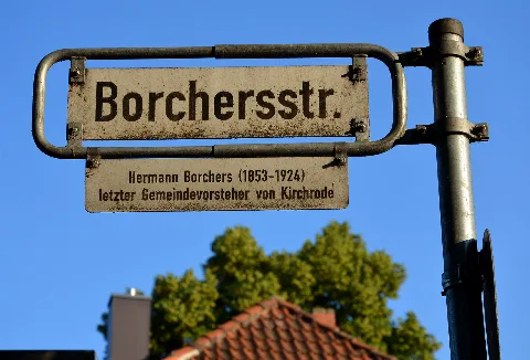 Die Legende am Straßenschild Borchersstraße Ecke Brabeckstraße im heutigen hannoverschen Stadtteil Kirchrode erläutert: „Hermann Borchers (1853-1024), letzter Gemeindevorsteher von Kirchrode“ ...
