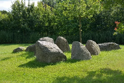 Bovenau, Rekonstruiertes Großsteingrab Nik 1768