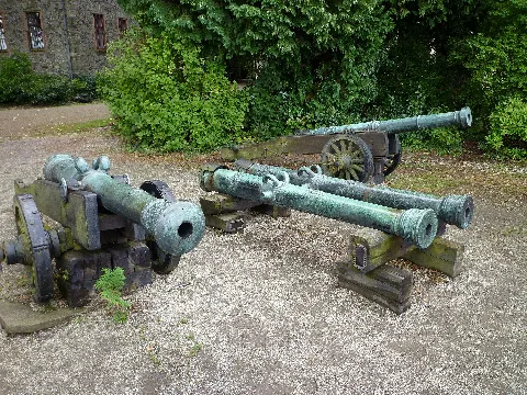 Braunfels Schloßhof Mit Kanonen