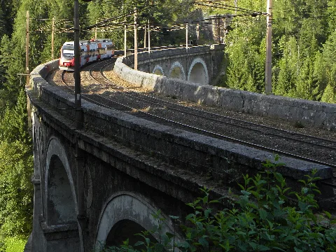 Breitenstein Semmeringbahn Regionalzug Auf Dem Viadukt Kalte Rinne Vor Einfahrt In Den Pollerostunnel