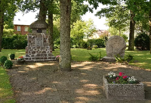 Brokstedt, Friedenseichenplatz Nik 7784