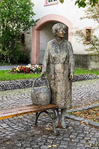 Bronze Frau Mit Korb (Hüfingen) Jm53068