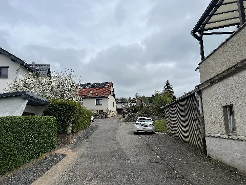Kurzer Weg in Brotterode-Trusetal, Landkreis Schmalkalden-Meiningen, Thüringen, Deutschland. Der Kurze Weg ist eine kleine Anliegerstraße zwischen der Straßen "Alt Herges" und "Kirchhohle" im Ortsteil Trusen nördlich der Dorfkirche Trusetal.