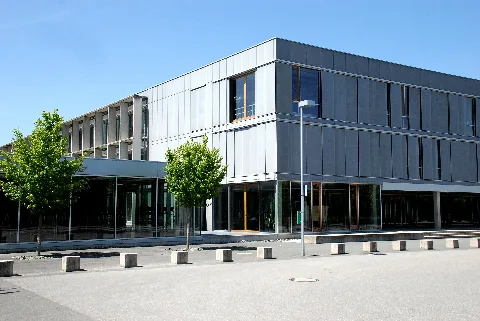 Gymnasium in Bruckmühl, Landkreis Rosenheim, Regierungsbezirk Oberbayern, Bayern. Erbaut vom Landkreis Rosenheim in den Jahren 2001 bis 2003 durch Klein & Sänger Architekten, München.