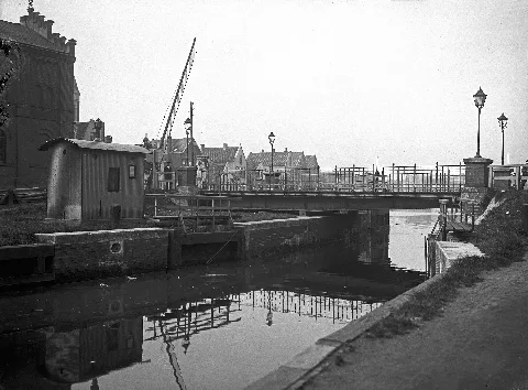 Blick auf die Drehbrücke am Roten Siel (heute Friedrich-Ebert-Straße) im geschlossenen Zustand. Die Schranke öffnet sich zur Freigabe des Verkehrs