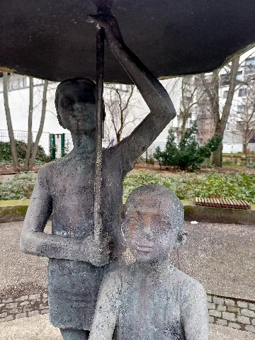 Fountain, "Kinder unterm Regenschirm" by Stephan Horota, 1967/68, Danziger Straße 73, Berlin-Prenzlauer Berg, Germany