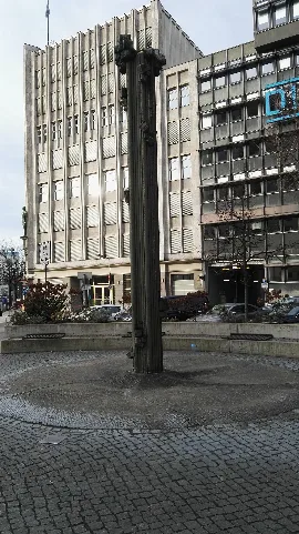 Alexander Gonda: Brunnenstele. 1966, Bronze, ~6 m hoch. DIN-Platz (Kurfürstenstraße Ecke Burggrafenstraße), Berlin-Tiergarten