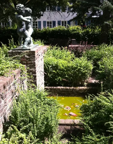 Brunnen Kaempfende Jungen Spandau3