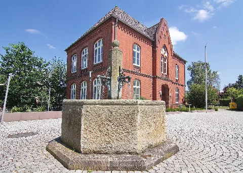 Brunnen Vor Dem Schulhaus In Ehmen (Wolfsburg) Img 4113