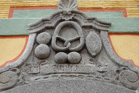 Relief von 1752 über der Eingangstür der Brunnengasse 12 in Füssen. Bezeichnet „17 Mang Kolb 52“.