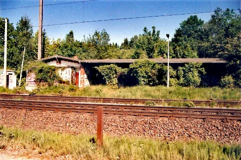 Bad Schwartaus einstiger zweiter Bahnhof Waldhalle. Er wurde am Morgen des 16. Oktober 2012 niedergebrannt und deren Ruine danach abgerissen.