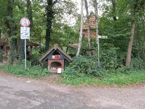 ein kleines Bücherhäuschen an der Einmündung der Straße Im Mörsewinkel in die Straße Am Schafsteg in Bissendorf-Wietze