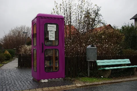Pattensen, Ortsteil Hüpede in Niedersachsen. Die Bücherzelle steht im Ortsteil Hüpede in der Mittelstraße in der Nähe der Kirche.