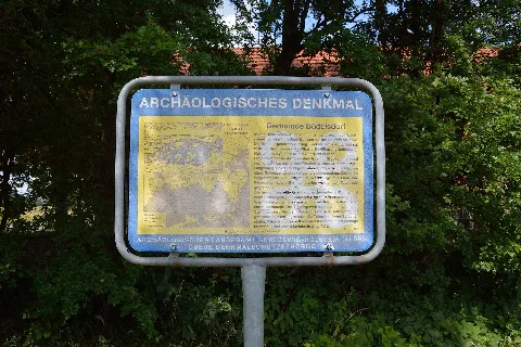 Büdelsdorf, Rekonstruiertes Großsteingrab An Einem Kreisverkehr Nik 1667