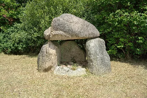 Büdelsdorf, Rekonstruiertes Großsteingrab An Einem Kreisverkehr Nik 1670
