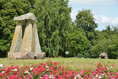 Büdelsdorf, Rekonstruiertes Großsteingrab An Einem Kreisverkehr Nik 1676