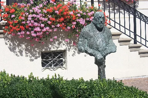 Büste Des Malers Hans Purrmann Vor Dem Stadtmuseum