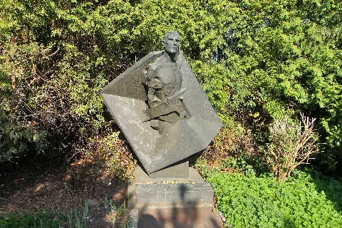 Bullenhuser Damm, Monument Rus